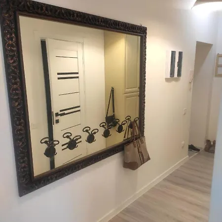поруч з м. палац україна Apartment *